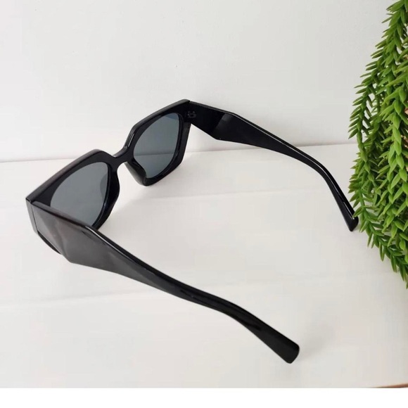 BNWOT Women's Black Frame Square Cateye Sunglasses  Retro Funky Shades Festival - Picture 4 of 4